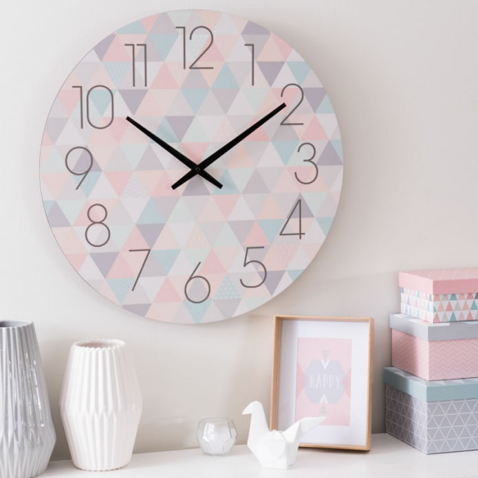 horloge aux couleurs pastel