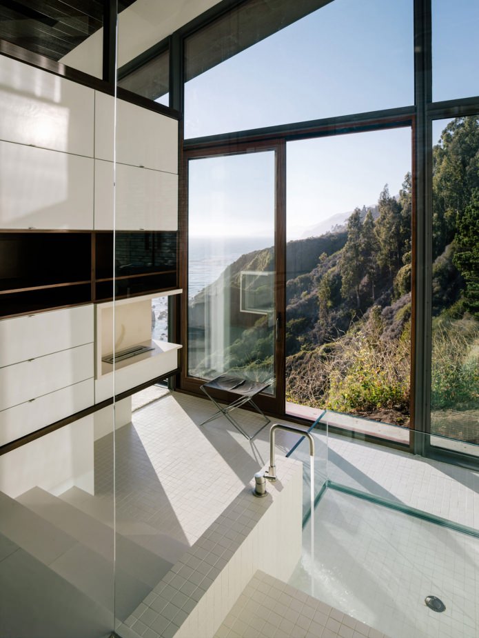 intérieur de salle de bain dans une maison avec vue sur l'océan