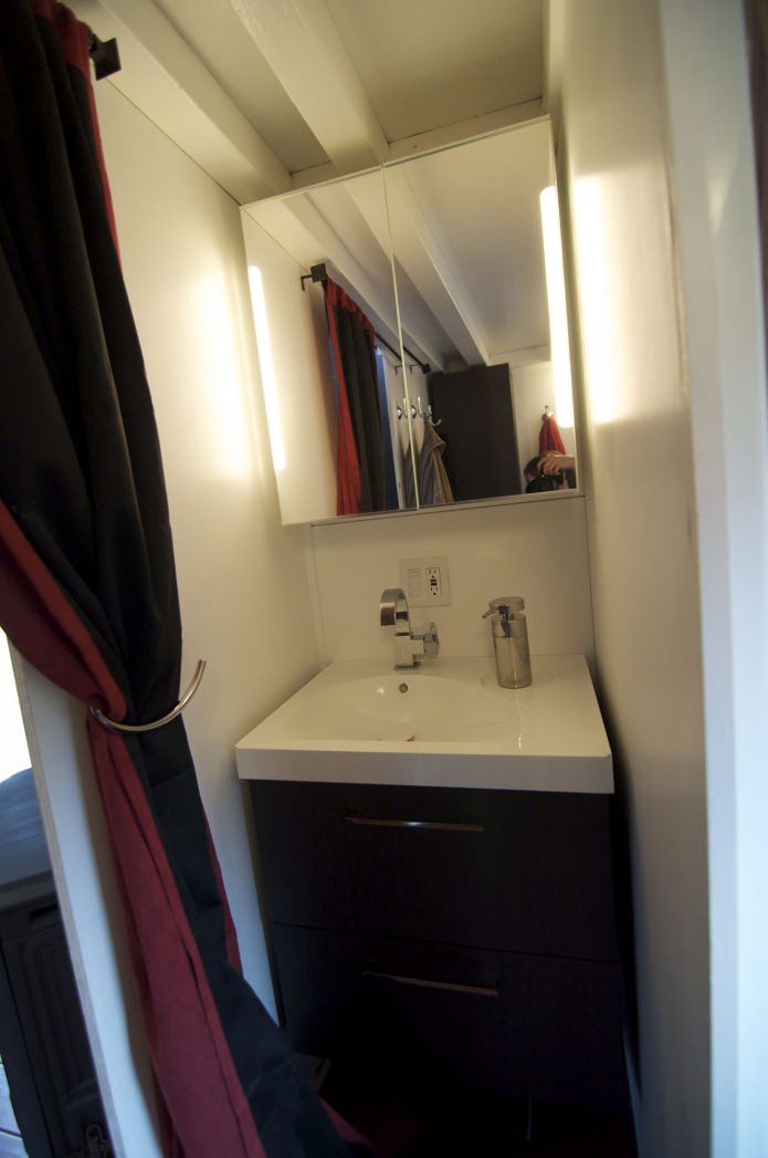 lavabo dans un wagon de maison mobile avec une remorque