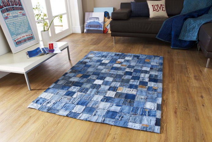 tapis dans le style du patchwork à l'intérieur