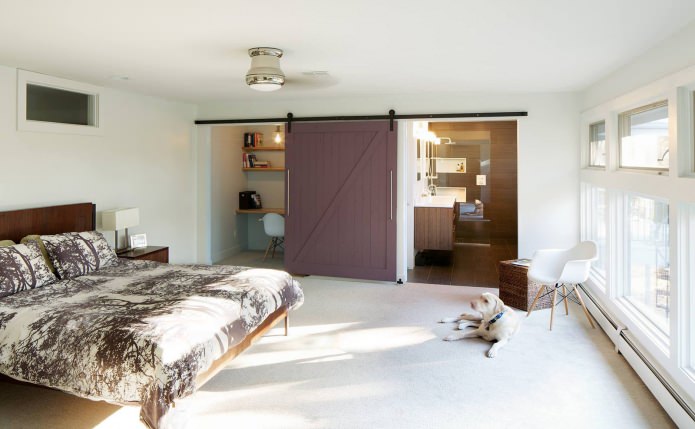 bureau dans la chambre avec une porte coulissante en bois