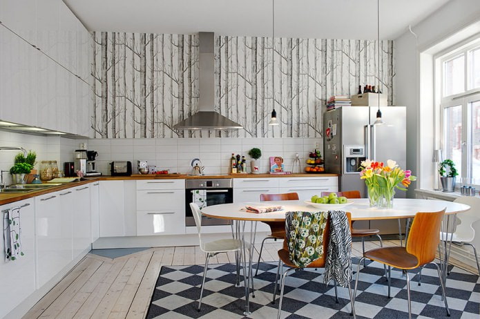 table à manger ovale à l'intérieur de la cuisine