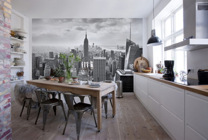 table de cuisine en bois à l'intérieur de la cuisine