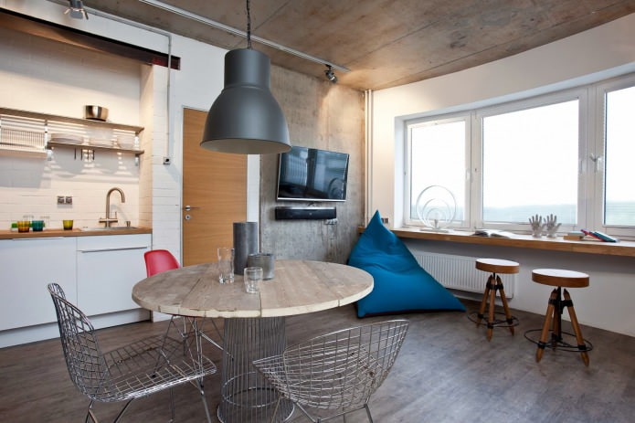 appartement lumineux de style loft avec murs en béton