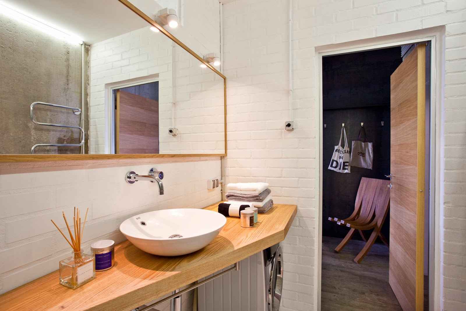 Béton à l'intérieur d'un appartement créatif : salle de bain