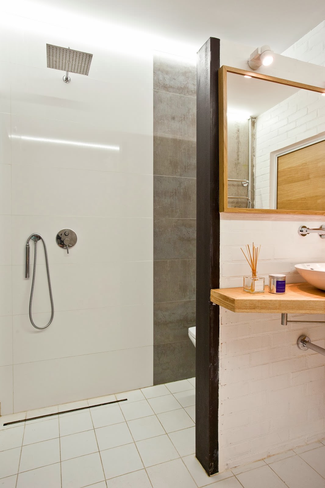 Béton à l'intérieur d'un appartement créatif : salle de bain