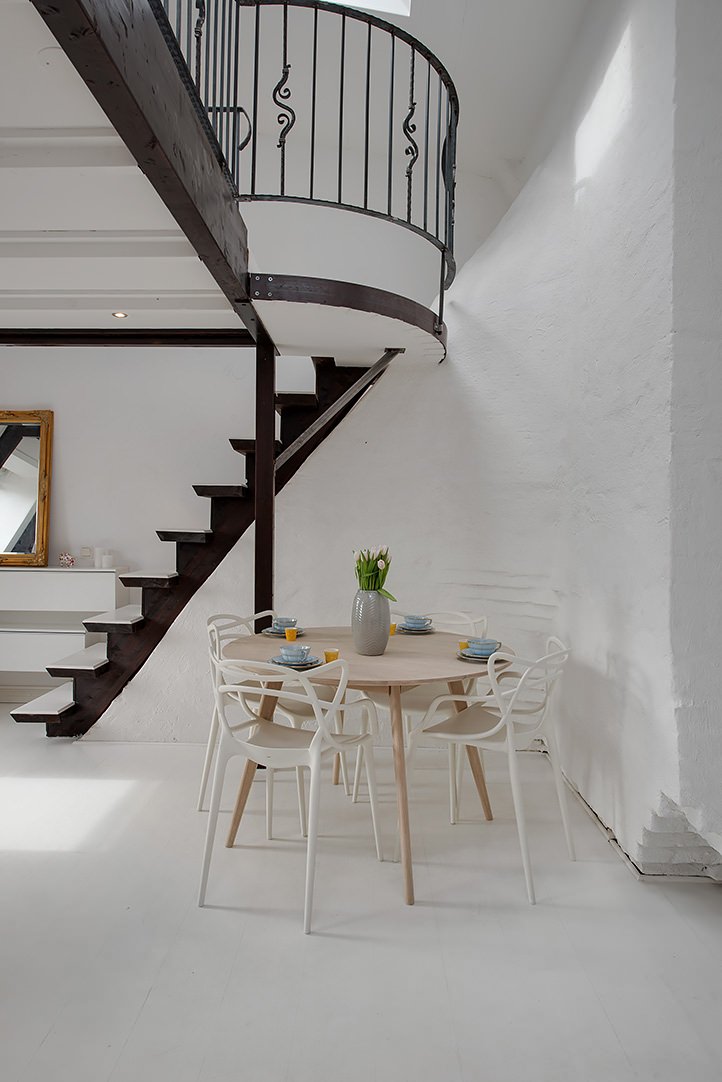 escalier dans un appartement de type mansardé