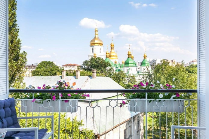 vue de la fenêtre sur la cathédrale à l'intérieur d'un appartement de 64 m². m.