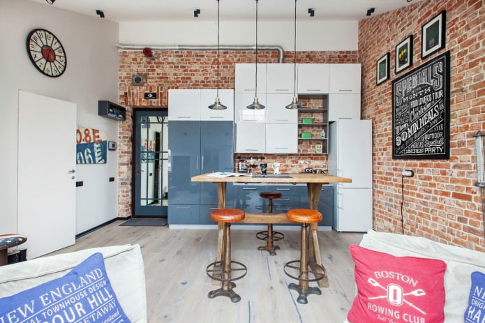 table à manger dans un intérieur de style loft