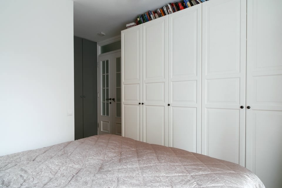 grande armoire dans la chambre