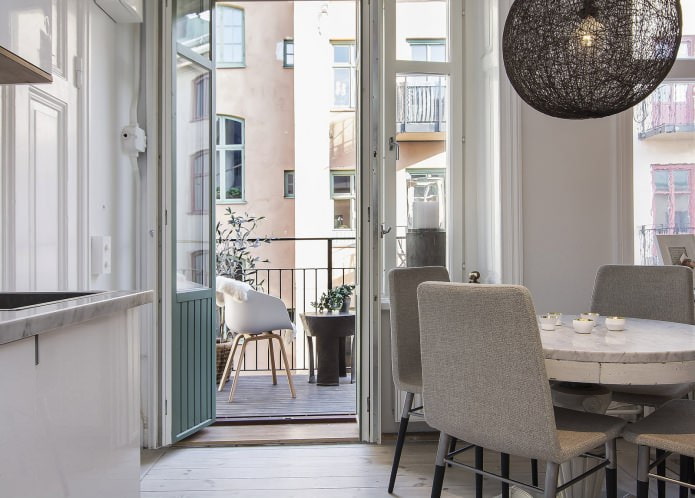 balcon à l'intérieur suédois d'un studio 34 m². m.