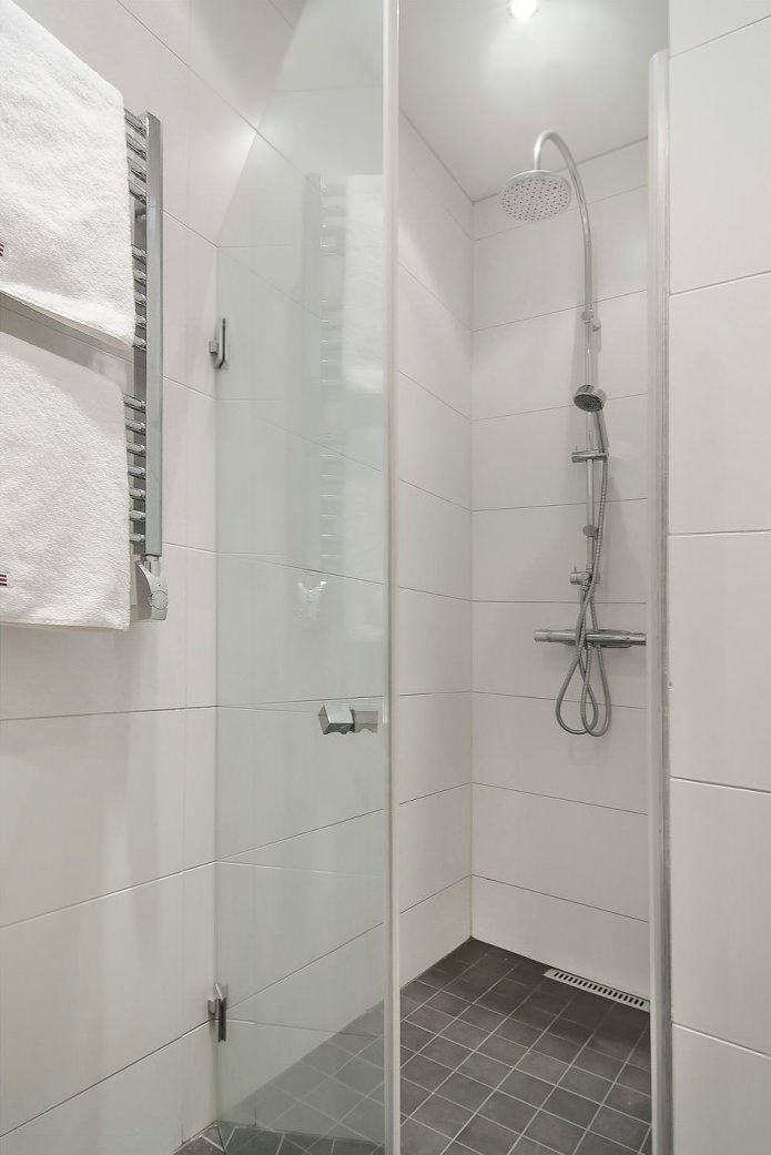 cabine de douche à l'intérieur suédois d'un studio 34 m². m.