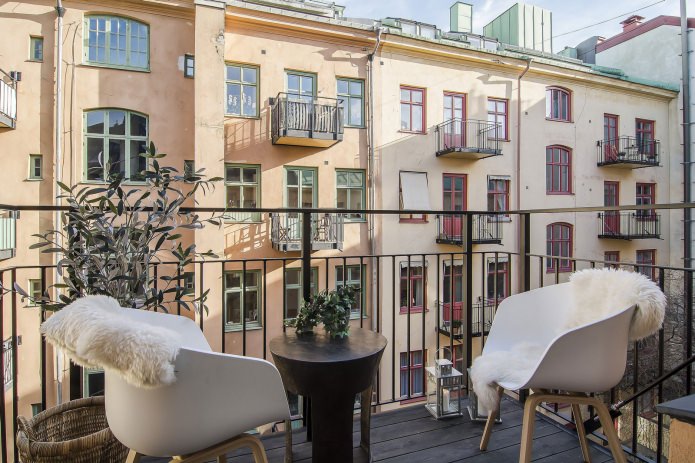 balcon à l'intérieur suédois d'un studio 34 m². m.