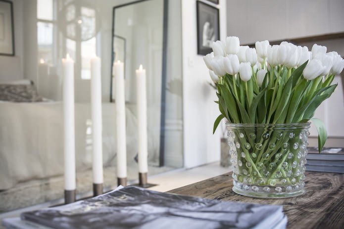 vase de fleurs à l'intérieur