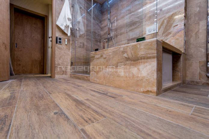 Planchers de porcelaine aspect bois dans la salle de bain