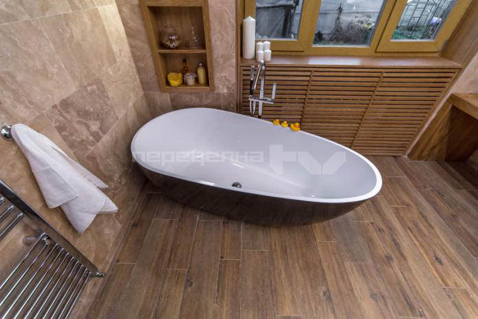 itim at puting bathtub sa interior