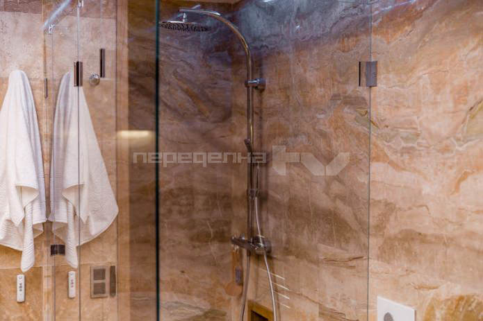 Cabine de douche dans la salle de bain 12 m². m.