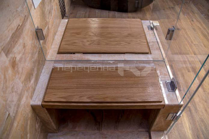 banc dans la cabine de douche dans la conception d'une grande salle de bain