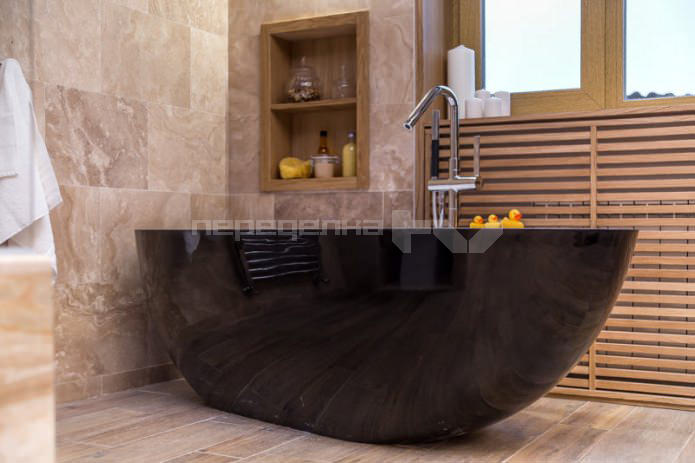 itim at puting bathtub sa interior