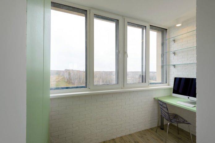 armoire sur le balcon