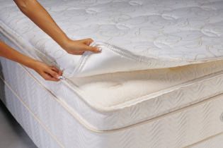 Ang pagpili ng isang orthopaedic mattress: mga tampok, uri ng tagapuno, laki