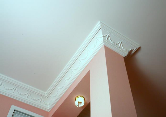 Plinthe de plafond pour plafond tendu: types, recommandations de sélection