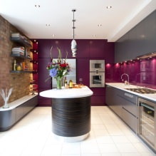 Ensemble violet dans la cuisine: design, combinaisons, choix de style, papier peint et rideaux-2