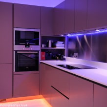 Ensemble violet dans la cuisine: design, combinaisons, choix de style, papier peint et rideaux-17