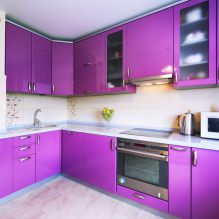 Ensemble violet dans la cuisine: design, combinaisons, choix de style, papier peint et rideaux-1