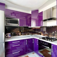 Ensemble violet dans la cuisine: design, combinaisons, choix de style, papier peint et rideaux-9