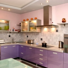 Ensemble violet dans la cuisine: design, combinaisons, choix de style, papier peint et rideaux-16