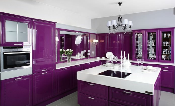 Ensemble violet dans la cuisine: design, combinaisons, choix de style, papier peint et rideaux