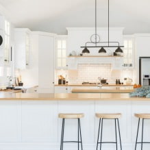 Cuisine blanche avec comptoir en bois: 60 photos modernes et options de design-10