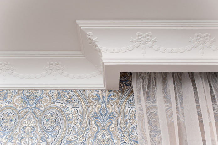 Comment choisir un socle de plafond : types par matériau, texture, forme, taille, couleur, design, type de plafond