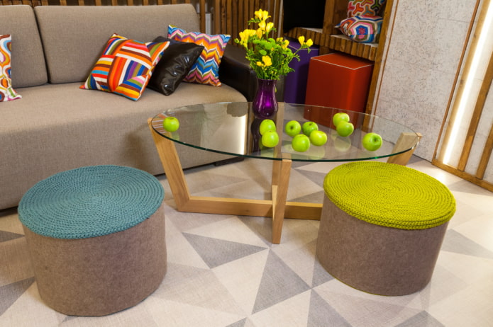 Poufs à l'intérieur: types, couleurs, matériaux, formes, design, exemples de styles différents