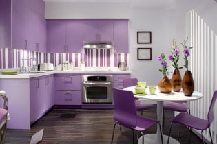 Cuisine violette : associations de couleurs, choix de rideaux, finitions, papiers peints, meubles, luminaires et déco