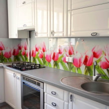 Tablier en verre pour la cuisine: photo à l'intérieur, design, caractéristiques de choix-7