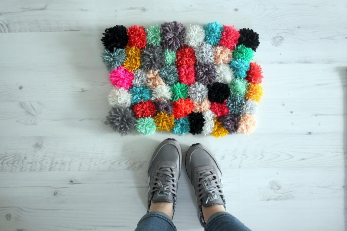 Paano gumawa ng isang basahan ng pom-pom na do-it-yourself?