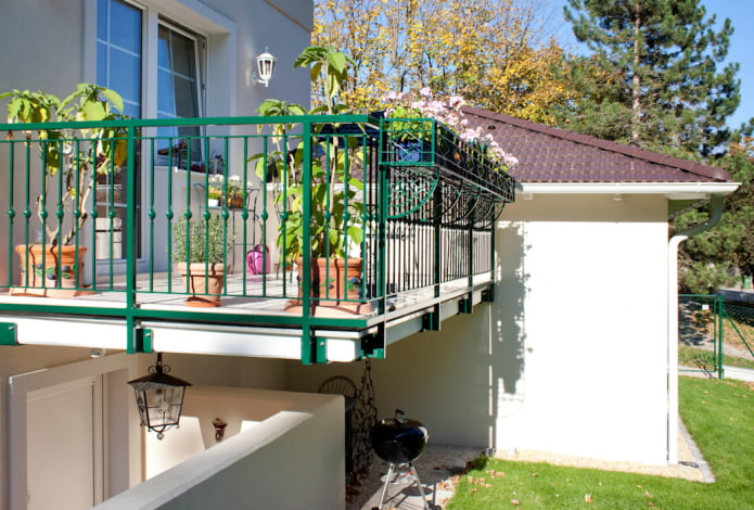 Balcon dans une maison privée : vues, décoration et design (50 photos)