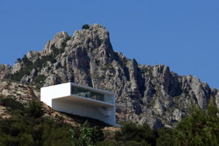 Belles maisons sur les pentes des montagnes