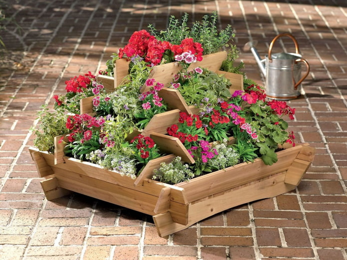 Comment aménager un parterre de fleurs à plusieurs niveaux dans un chalet d'été?