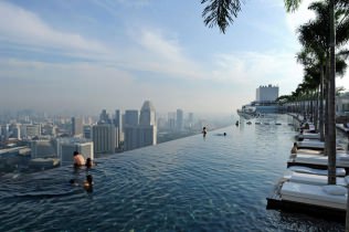 Ang pinakamagandang mga swimming pool sa buong mundo