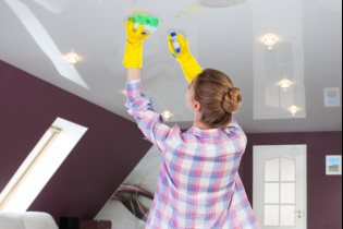 Comment et comment bien laver un plafond tendu ?