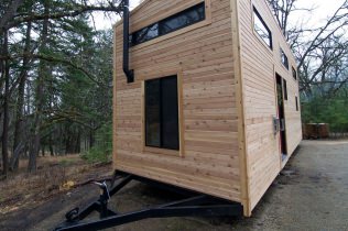 Intérieur d'un wagon de maison mobile avec une remorque