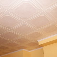 Carreaux de plafond en mousse: avantages et inconvénients, étapes de collage-13