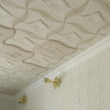 Carreaux de plafond en mousse: avantages et inconvénients, étapes de collage-6