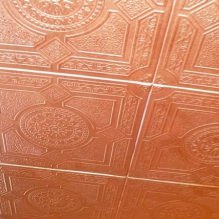 Carreaux de mousse pour le plafond: avantages et inconvénients, étapes de collage-4